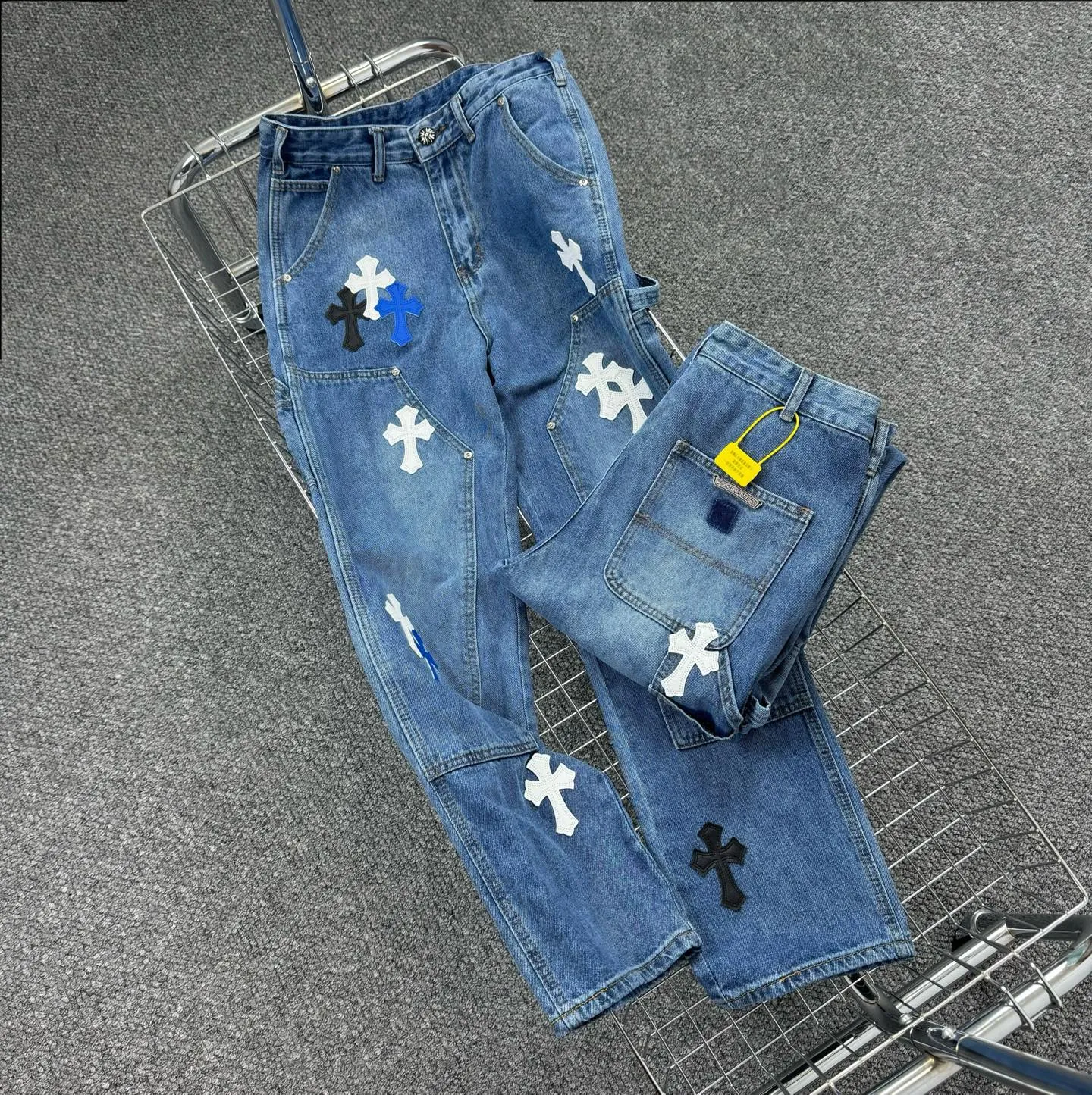 P280 Style number: H847 ChromeHearts & Chrome Hearts [New on unlabeled support platform] 2025 new logging multi-pocket black and white blue cross patch leather couple's washed jeans Top ceiling quality Styles with different washed textures, very friendly to people with thin legs and thick legs, straight and loose version very flattering leg shape Timeless moderate length, easy and casual to match, basic styling for various styles, a must-have in the wardrobe! The fabric is stiff but also makes the upper body soft without losing texture. The washing process is even more perfect. It is a must-have item for everyone! ! !  Size: 30-32-34-36 Color: blue